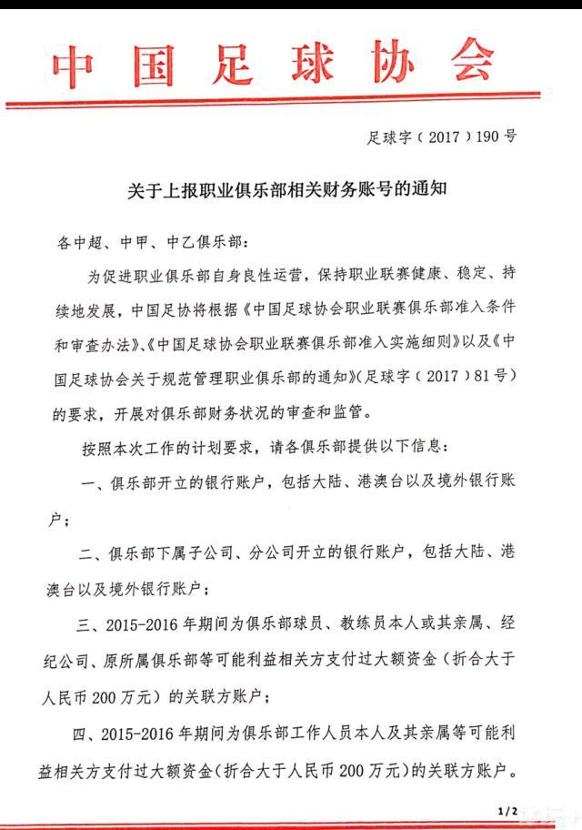 而被称为;硬照鬼才的沈腾，也依然鬼点子百出，一会儿满脸纳闷地从车架中探出半个身子，一会儿又系着大红围巾在车前插兜装酷，每个pose都让人忍不住想笑